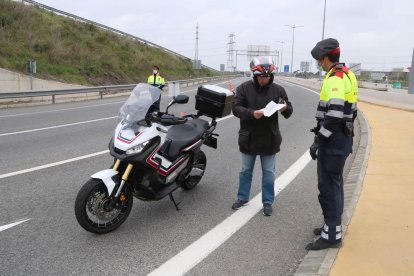 Els Mossos realitzen un control a un motorista a la T-11.