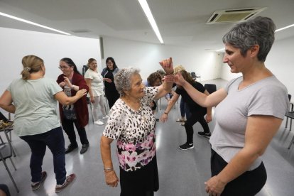 Algunas de las participantes ayer en el primera clase de autodefensa del Casal de la Dona. 