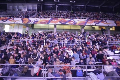 El públic també va col·laborar en la festa, al convertir el pavelló en un mar de llums amb els mòbils.