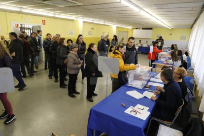 El col·legi electoral situat a l'escola Frederic Godàs de Lleida aquest matí.