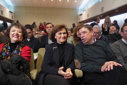 La vicepresidenta del Govern, Carmen Calvo, conversa amb el ministre d’Agricultura, Luis Planas.