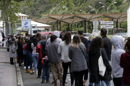 Cua en territori francès per accedir a un estanc de l’Alt Empordà, ahir, al Pertús.