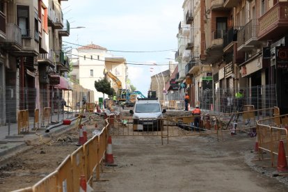 La renovación de la tubería en Sant Martí, dentro de la reforma de esta calle, es una de las últimas obras efectuadas en la red de agua.