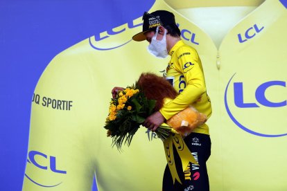 Primoz Roglic ahir retirant-se del podi després del protocol.