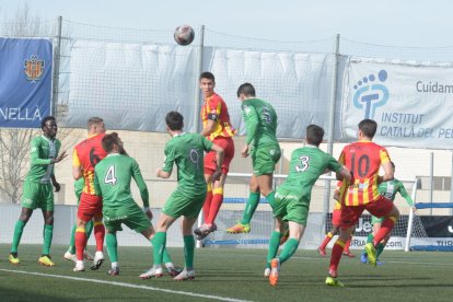 Noel Carbonell, que va ser el millor jugador del Lleida, salta en una acció defensiva, durant el partit d’ahir a Cornellà.