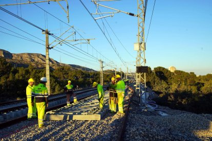 Operaris ultimant la connexió de la variant de Vandellòs.