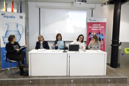 El debate ‘Diàlegs per la igualtat’, moderado por Mònica Mombiela.