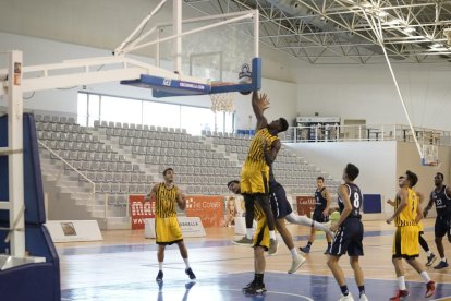 El Pardinyes sufrió en el juego interior por la falta de efectivos.