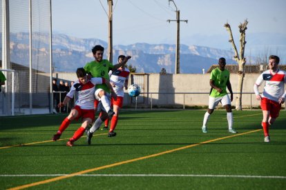 Un jugador del Alpicat golpea el balón ante la presión de un rival.