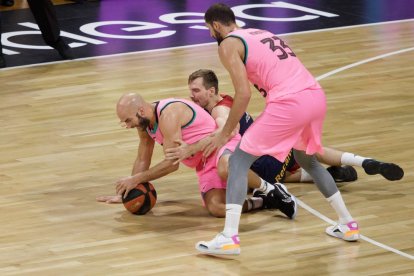 Calathes lucha por el balón con un jugador baskonista.