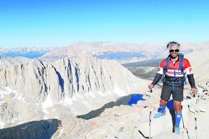 Richi Navarro, un especialista de salto base, en uno de los pasos elevados de la ruta John Muir.