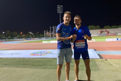 Monné, ayer con la medalla junto a Fran Carrillo, su entrenador.