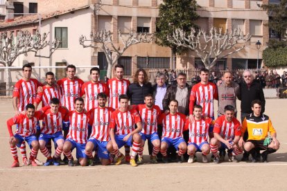 Carles Puyol va posar amb l’equip de la Pobla que va celebrar el centenari del club aquest cap de setmana.