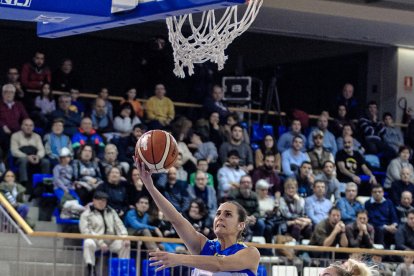 Andrea Vilaró penetra a canasta ante Shelby Cheslek, jugadora del Uni Ferrol.