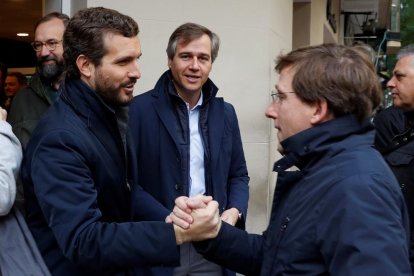 El president del Partit Popular, Pablo Casado, saluda l'alcalde de Madrid, José Luis Rodríguez Almeida.