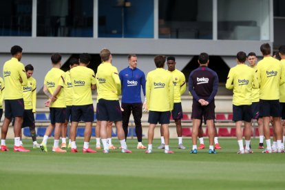 La plantilla del Barcelona, durant un entrenament d’aquesta setmana a la Ciutat Esportiva.