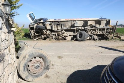 El camió va quedar bolcat de forma lateral després de l’accident ahir prop d’un habitatge.