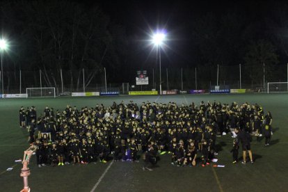 Foto de familia de los jugadores y jugadoras del CF Pardinyes junto con técnicos y autoridades.