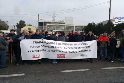 Un moment de la protesta dels treballadors i jubilats d'Endesa.