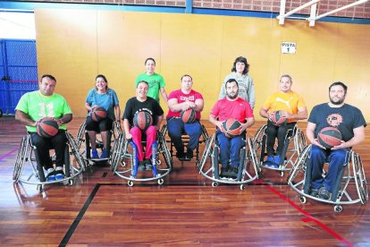 El equipo inclusivo del CB Pardinyes junto a sus entrenadoras el pasado lunes antes del entrenamiento.