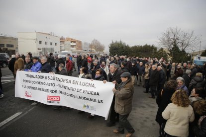 Durant uns minuts els manifestants van tallar l’N-240 davant de la seu d’Endesa a Magraners.