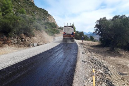 Los últimos trabajos de pavimentación de la vía alternativa. 