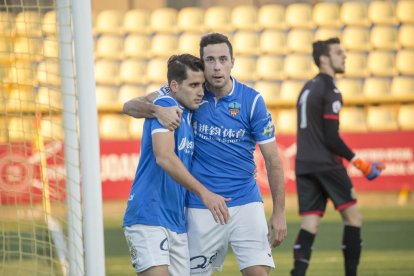 Juanto Ortuño pugna con un jugador del Villarreal B, en una acción del partido.