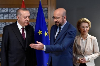 Charles Michel (c) y Ursula von der Leyen (d), reciben al presidente de Turquía, Recep Tayyip Erdogan.