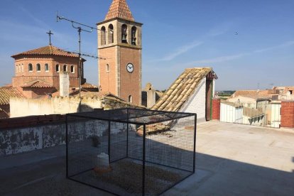 Una de las jaulas instalada próxima a la iglesia local. 