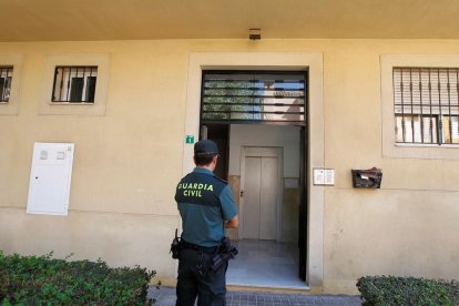 Un Guardia Civil custodiando la vivienda de la detenida.