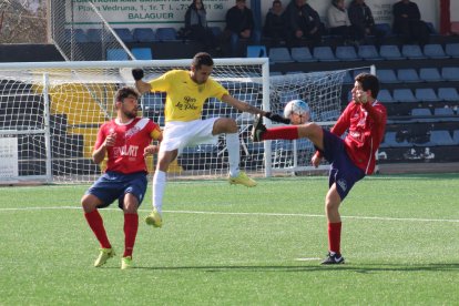 Una jugada del partit d’ahir entre el Balaguer B i el Bell-lloc.