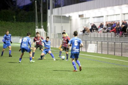 Una acció del partit que el Tàrrega va jugar ahir a Cambrils i en el qual va aconseguir un punt.