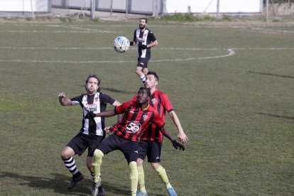 Dos jugadors del Golmés disputen una pilota aèria davant d’un rival.