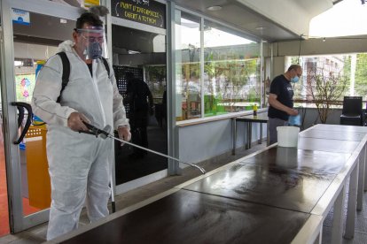 El personal treballava ahir en la desinfecció del local per reobrir dilluns.