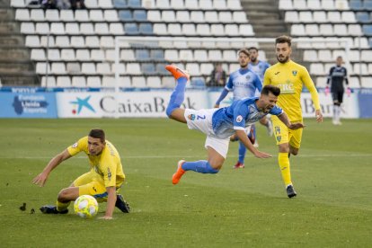 José Ruiz sufre una dura entrada en una acción del partido de ayer, en el que el Lleida logró una convincente victoria sobre el Orihuela.