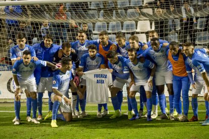 José Ruiz rep una dura entrada en una acció del partit d’ahir, en el qual el Lleida va aconseguir una convincent victòria sobre l’Oriola.