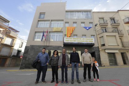 Serra (tercero izq.) con concejales de ERC y PDeCAT ante el ayuntamiento y los nuevos símbolos. 