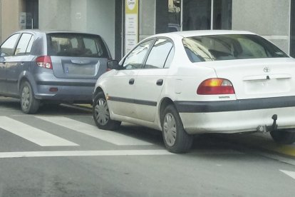 Algunos coches invadiendo un paso de peatones.