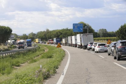 Cues a l’A-2 a Corbins, abans de la zona de les obres.