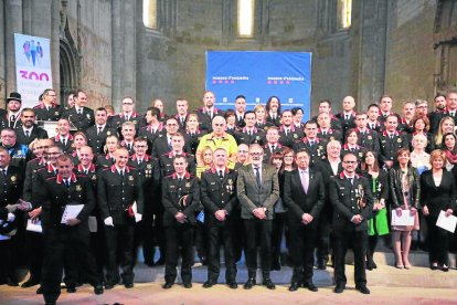 Agentes y ciudadanos distinguidos ayer en el acto que tuvo lugar en la Seu Vella de Lleida. 