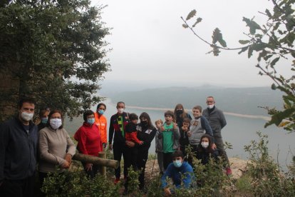 Turistas visitando Tiurana y el embalse de Rialb durante las actividades del fin de semana.