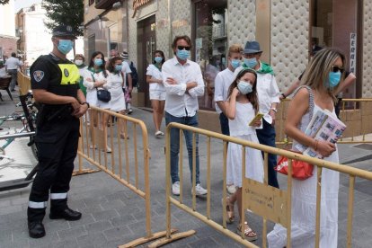 Veïns d’Osca amb mascareta feien cua per entrar a l’església de Sant Llorenç, aquest dilluns.