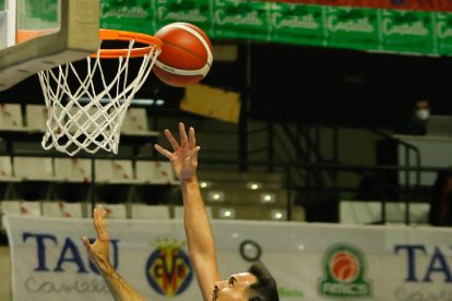 Miki Feliu disputa una pilota durant el partit de Castelló.