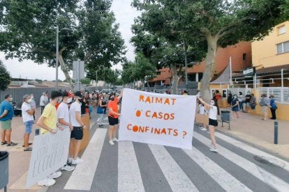 Veïns de Raimat protesten contra el confinament del nucli,