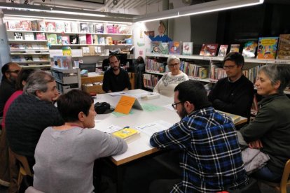 Una de las reuniones de los ocho participantes en la biblioteca Sant Agustí de La Seu d’Urgell.