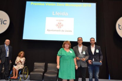 Los agentes de la Urbana que recogieron el premio. 