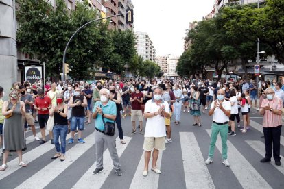 Unas 300 personas se concentran en Lleida en contra del endurecimiento del confinamiento