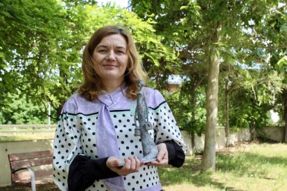 La presidenta del COILL, Montserrat Gea, amb una recreació a petita escala de l'escultura que tindrà la ciutat de Lleida dedicada a les infermeres.