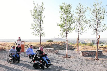 Personas en silla de ruedas y con problemas de movilidad, ayer en el bosque urbano de Magraners