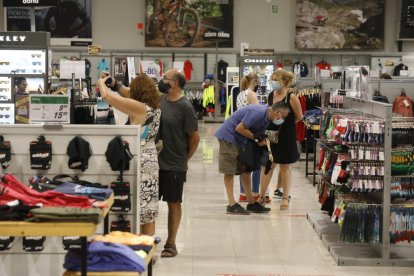 Los comercios de Lleida y seis pueblos del Segrià ya pueden abrir sin limitar al 50% el aforo.